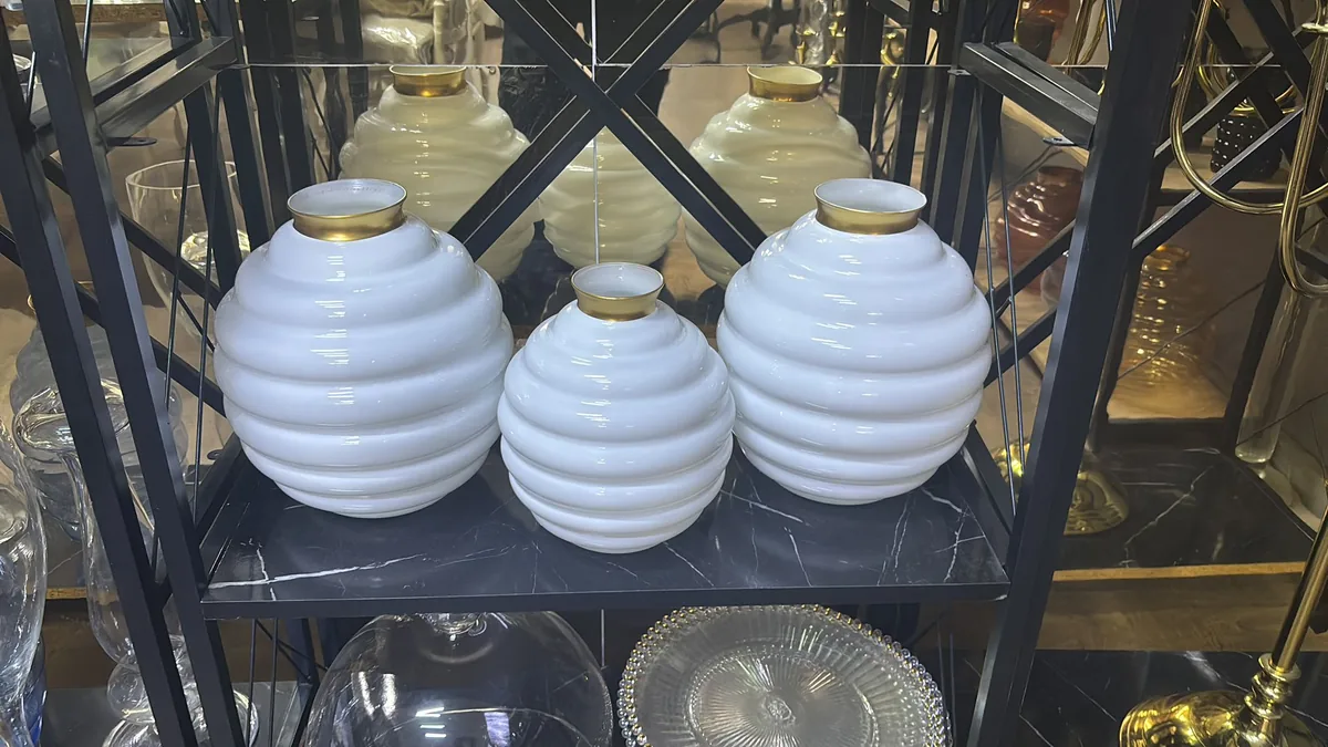 Белые Tornado Vase Glassy с золотистой окантовкой