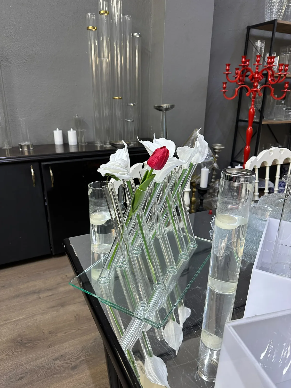 Glassy showroomunda X vazo çiçek uygulaması