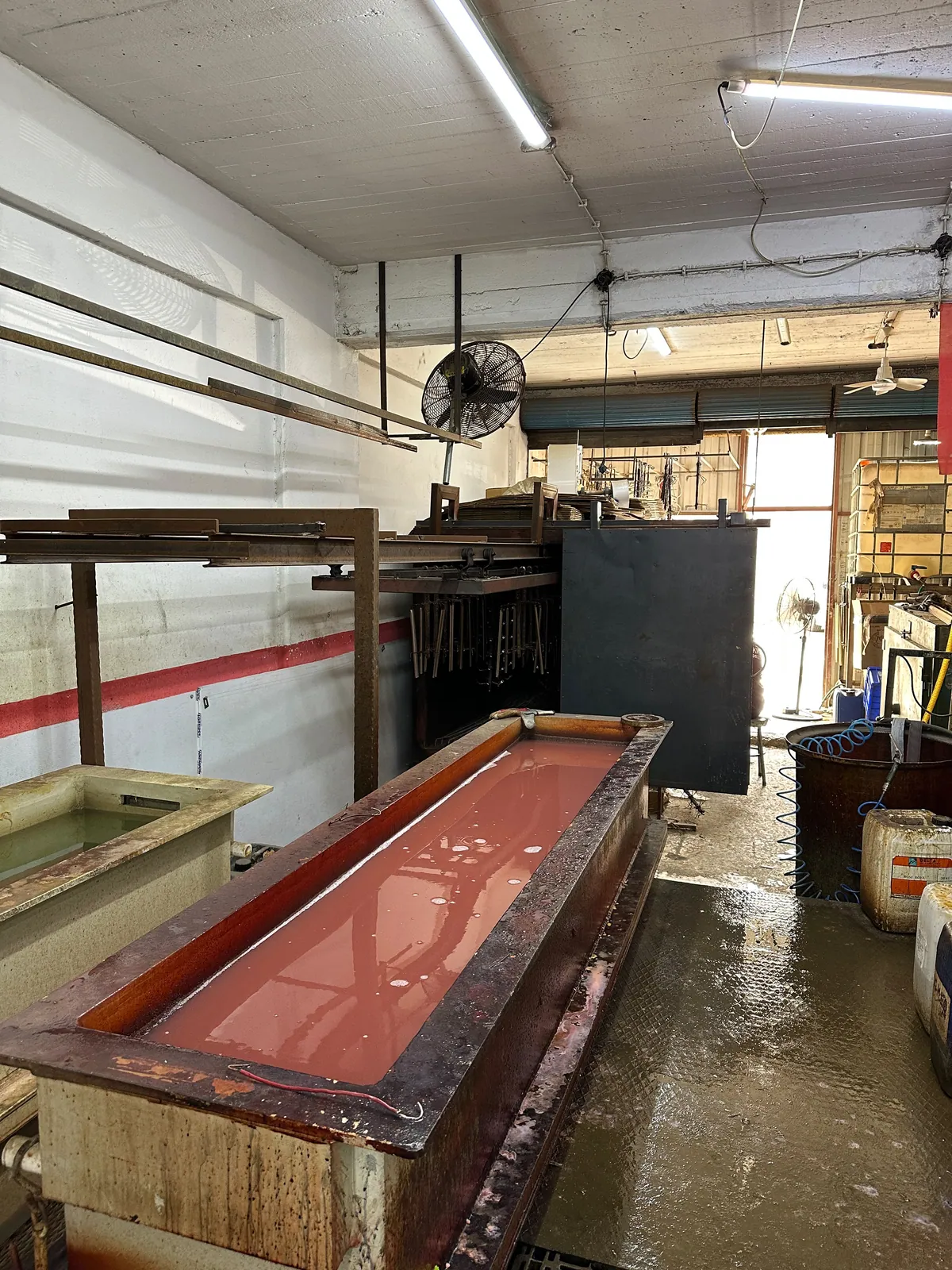 Working area where gold-coloured component finishes are applied Working area where gold-coloured component finishes are applied