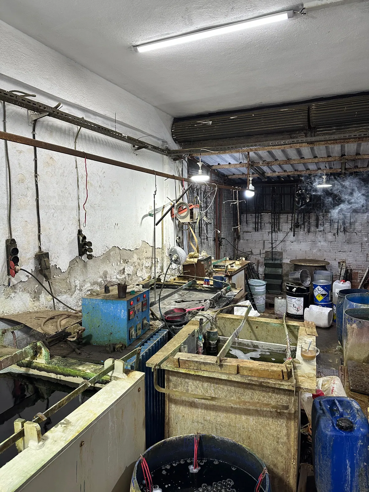 Polishing equipment used to prepare aluminium surfaces