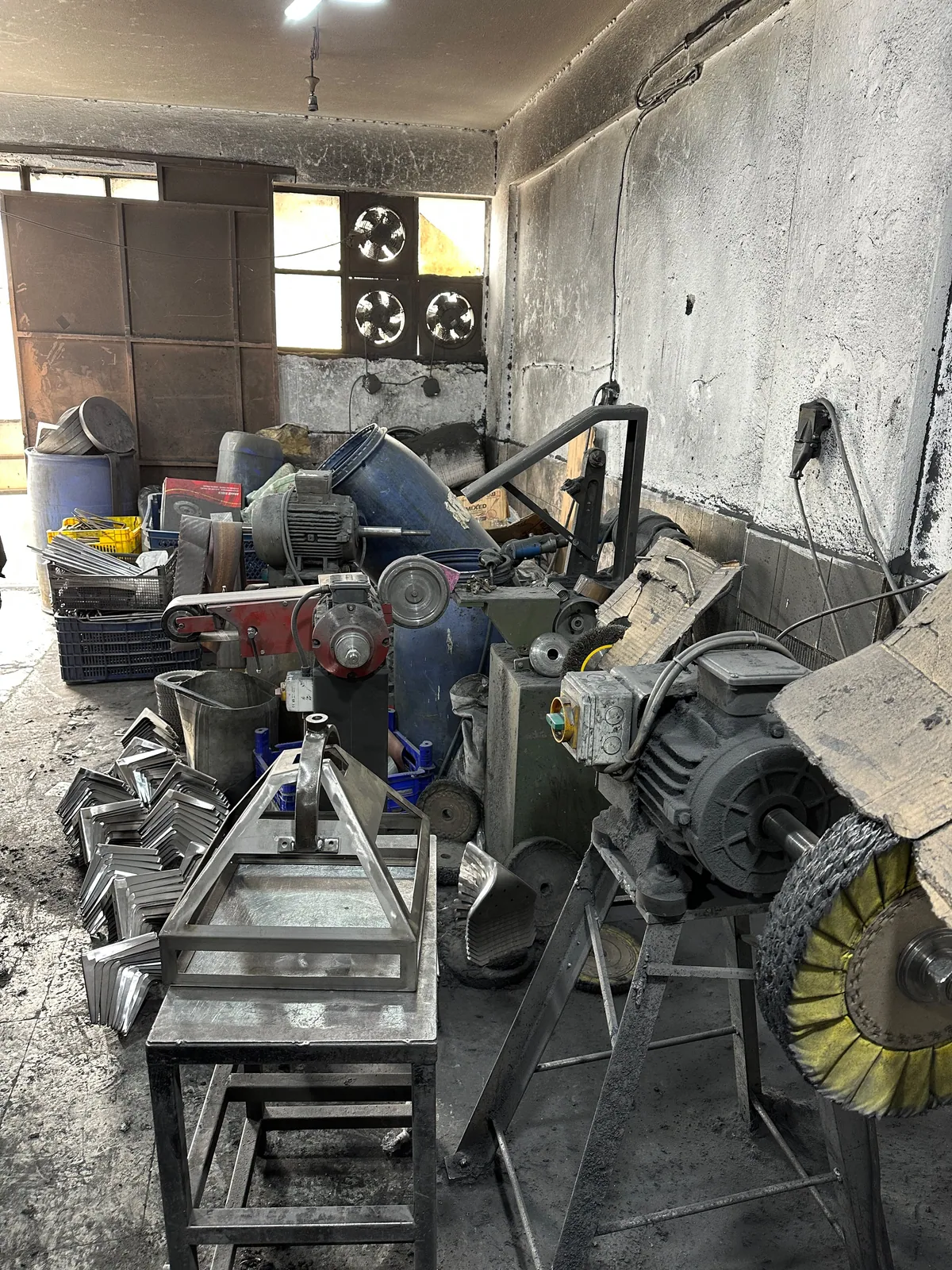 Wheel and belt equipment for polishing aluminium parts Wheel and belt equipment for polishing aluminium parts