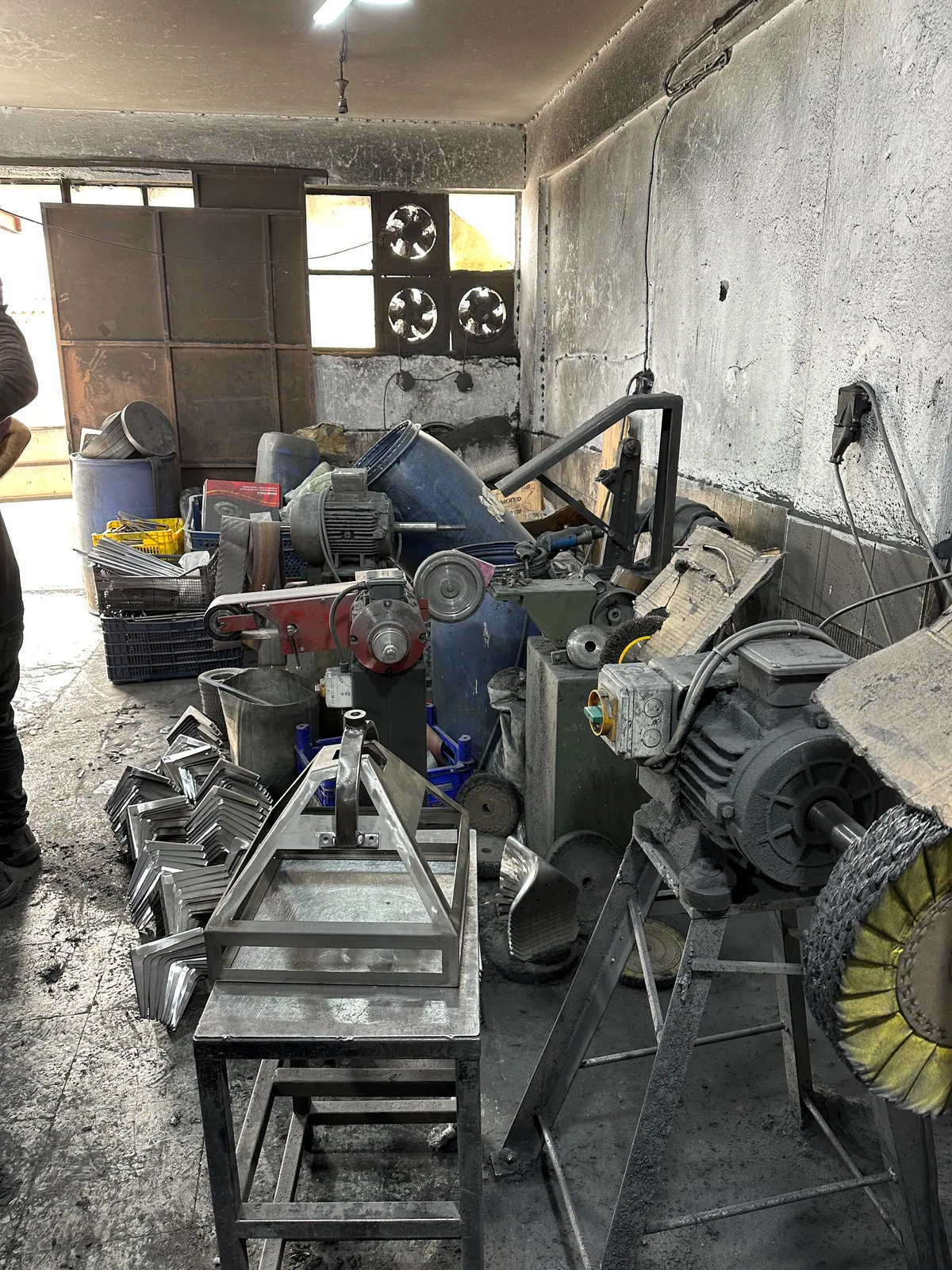 The working area used for component surface preparation The working area used for component surface preparation