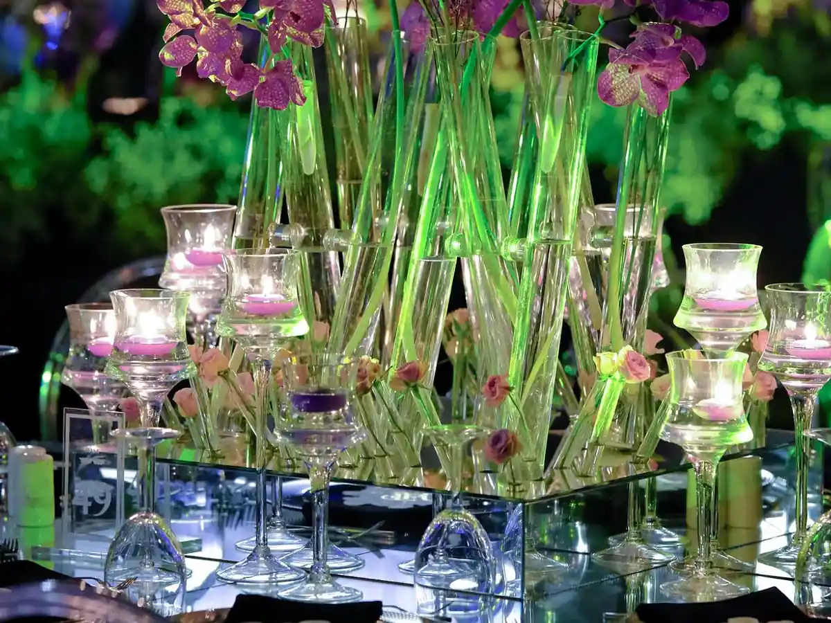 Jarrones de vidrio y orquídeas