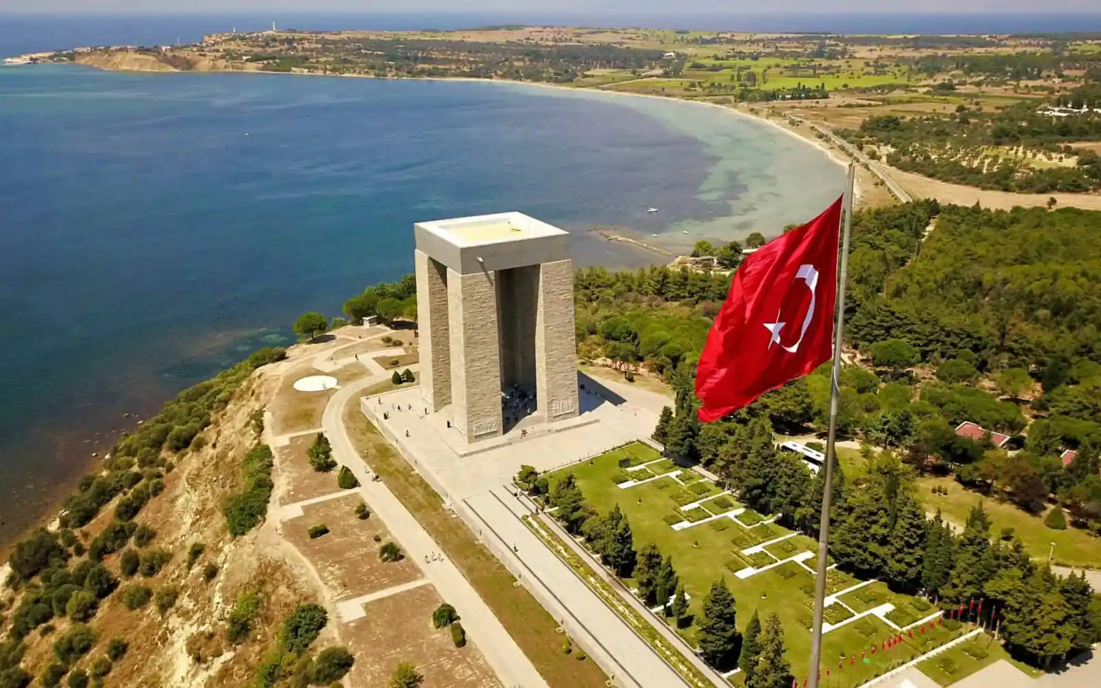 Çanakkale Şehitler Abidesi, Türk bayrağı ve boğaz manzarası