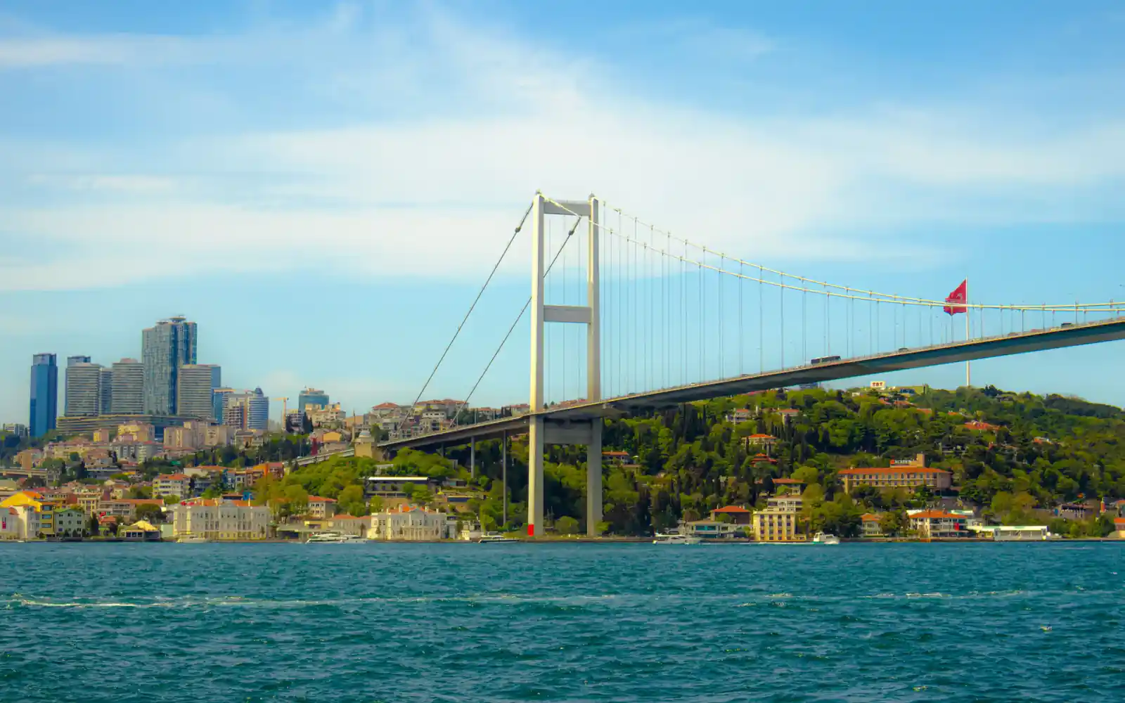 İstanbul Boğazı ve 15 Temmuz Şehitler Köprüsü panoraması