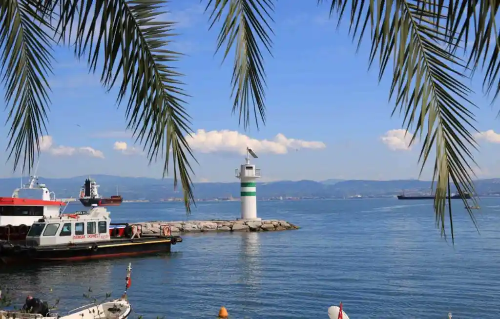 Kocaeli İzmit Körfezi'nde sahil, deniz feneri ve vapur
