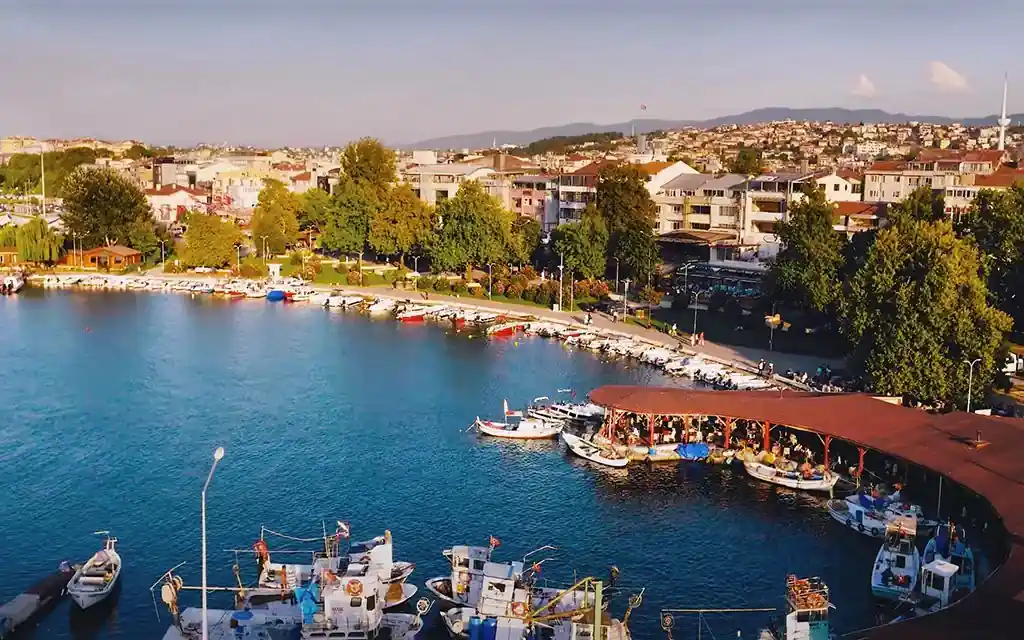 Yalova sahili, marina ve şehir merkezinin panoramik görünümü