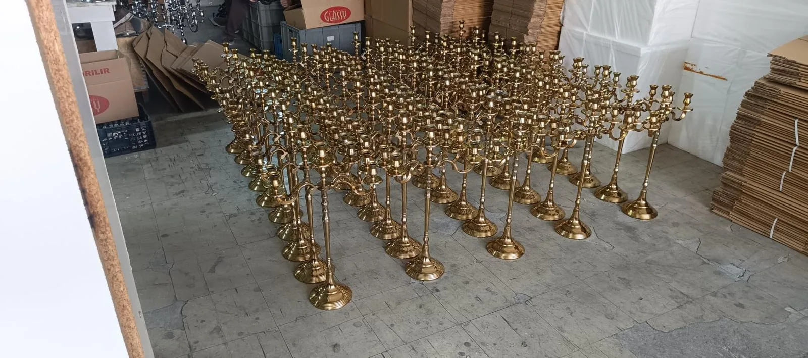 Yüzey işlemi tamamlanan gold alüminyum şamdanların kalite kontrolü
