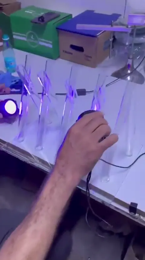 UV ışığıyla cam sabitleme — Glassy üretim videosu